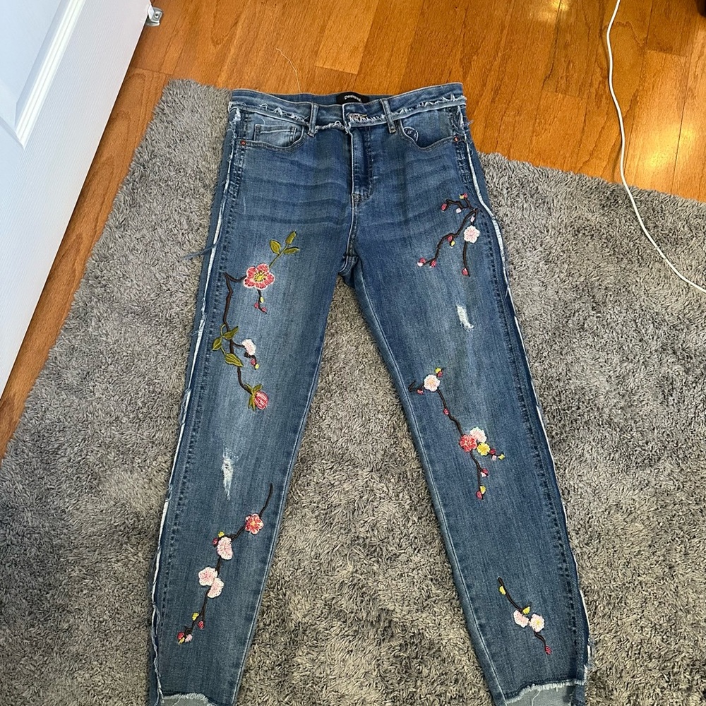 LIKE NEW DESIGUAL embroidered flower jeans size 30.  Unique AF!